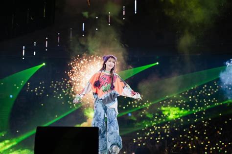 ¡El Concierto Épico de IU: Una Noche Mágica en Seúl! Música celestial y fans extasiados llenan el Jamsil Olympic Stadium